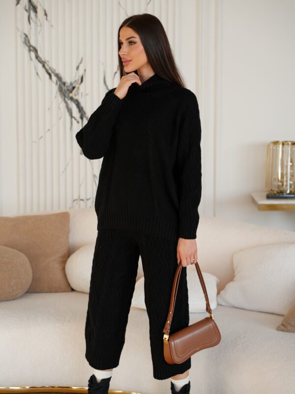 Knitted suit with braided culottes