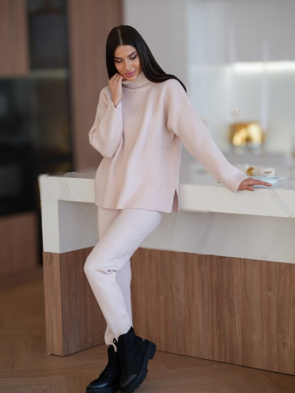 Over cashmere knitted suit